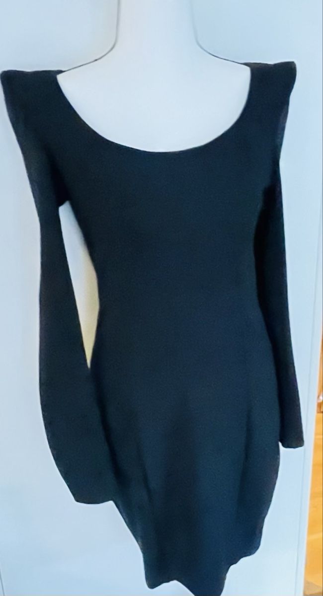 Kleider: AMISU Schwarzes Kleid Gr. 36 Elegant Figurbetont – Gebraucht aus Gränichen von RetoLexi