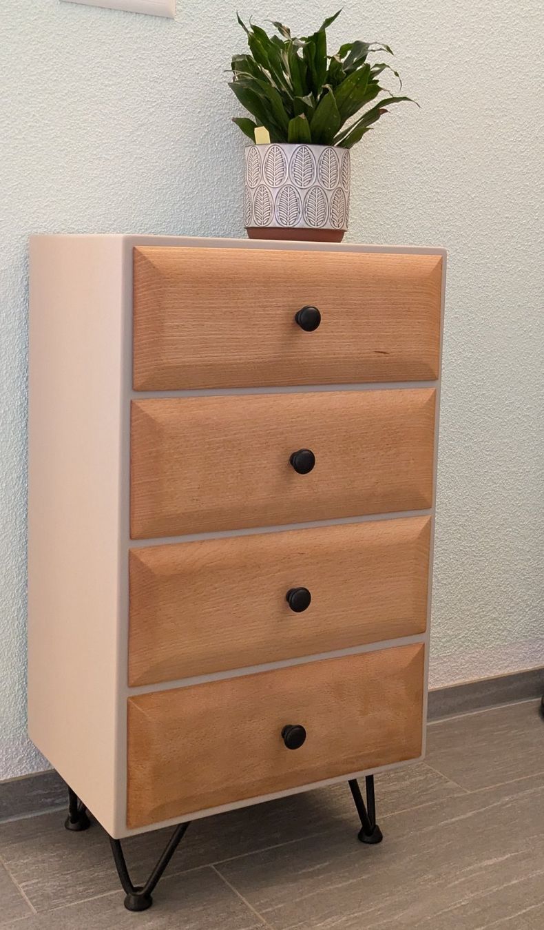 Kommoden: Upcycling Kommode mit vier Schubladen – Gebraucht aus Möhlin von Blunierus