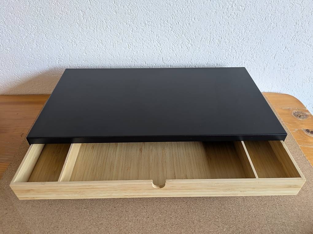 Support d'écran: Monitorerhöhung mit Schublade – D'occasion à Zufikon par Baum03