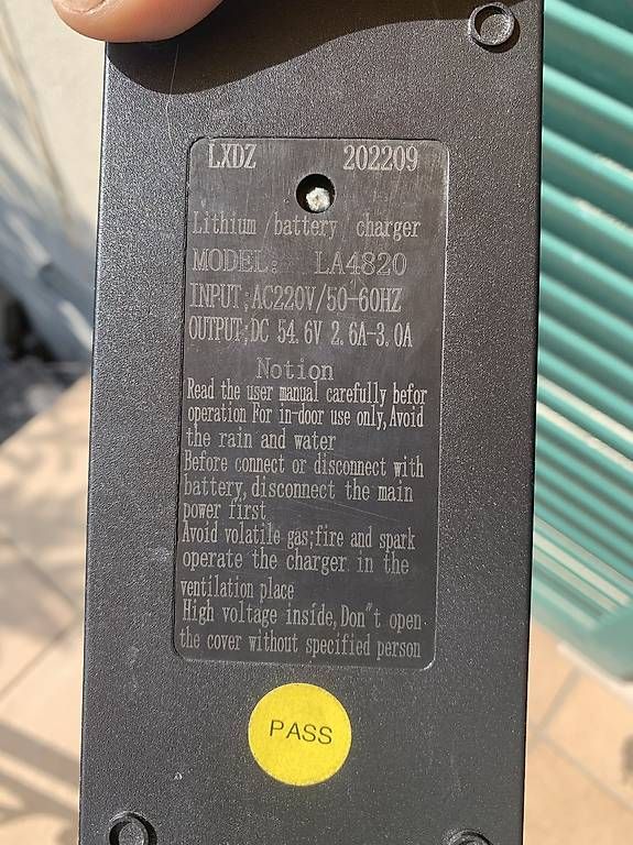 Caricabatterie: Ladegerät für Elektroroller – Usato da Derendingen venduto da alisha09 1