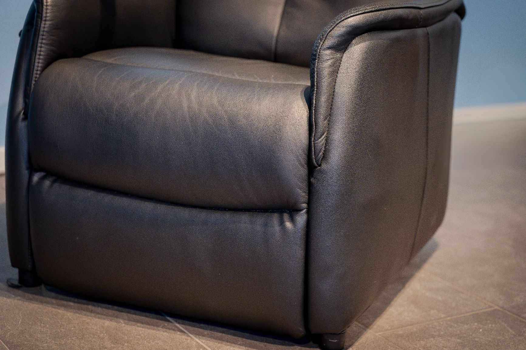 Fauteuils: Relaxsessel elektrisch aus echtem Leder mit Aufstehhilfe – D'occasion à Pieterlen par Tollot 5