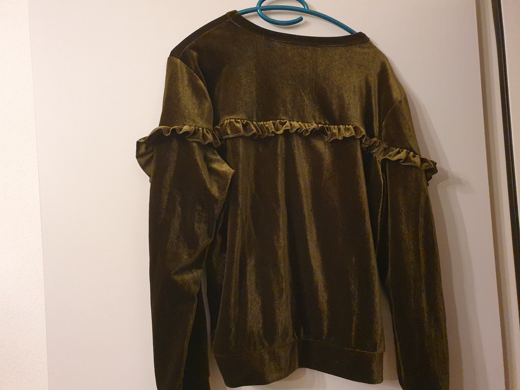 Maglioni & Felpe: Olivgrüner Samt-Pulli mit Rüschen - Herbst Look Gr. M – Usato da Kloten venduto da Hektor44 3