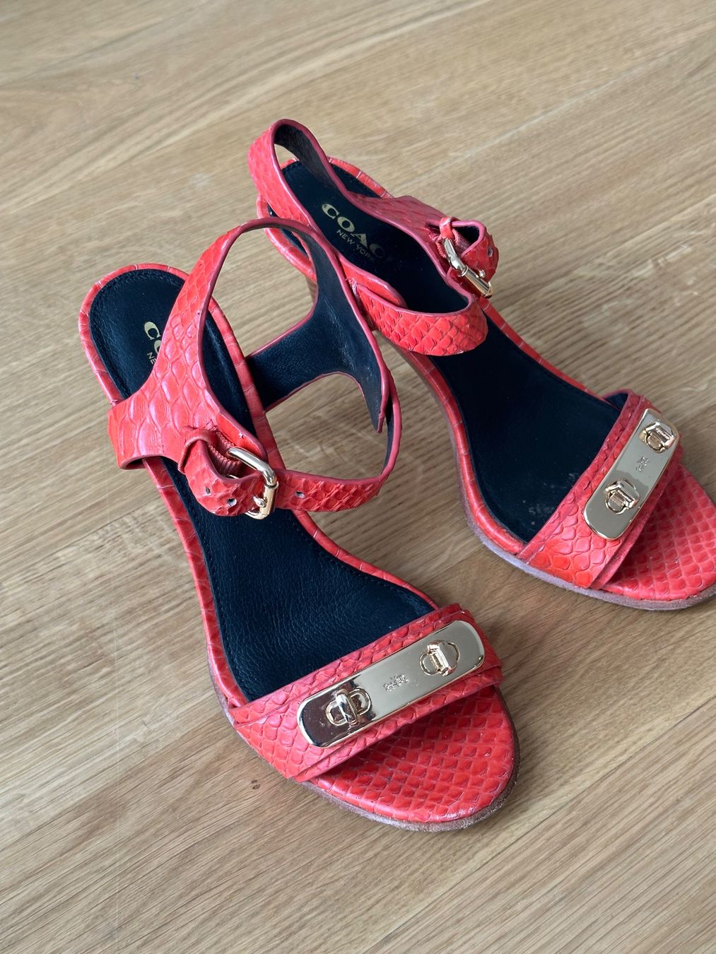 Coach Scarpe da donna: Coach Sandals in Leather with Snake Pattern Design, Gr.37 – Usato da Zürich venduto da anna_ra 1