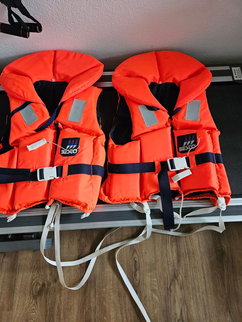 Giubbotti di salvataggio: Schwimmwesten Besto 4 Stück – Usato da Horn venduto da Inntec 2