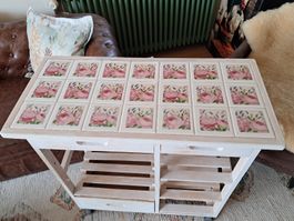 Tisch im Shabby-Chic-Stil