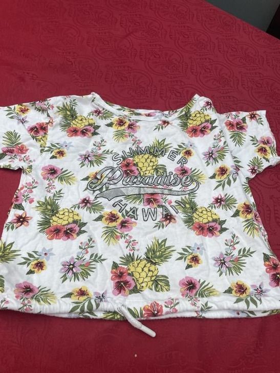 Blusen, T-Shirts & Tops: Mädchen T-Shirt 122/128 – Gebraucht aus Bergdietikon von antovale