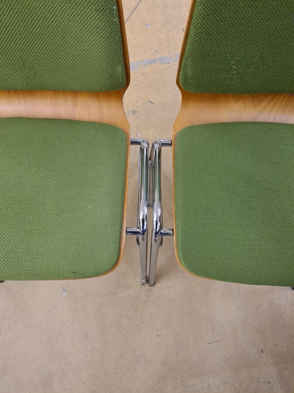 Stühle: Stapelbarer Saalstühl grün – Gebraucht aus Diessenhofen von Osio 1
