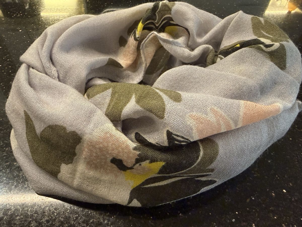 Foulard & Sciarpe: Loop Sommer Schal mit Blumenmuster, neuwertig! – Usato da Lyss venduto da Sibella56