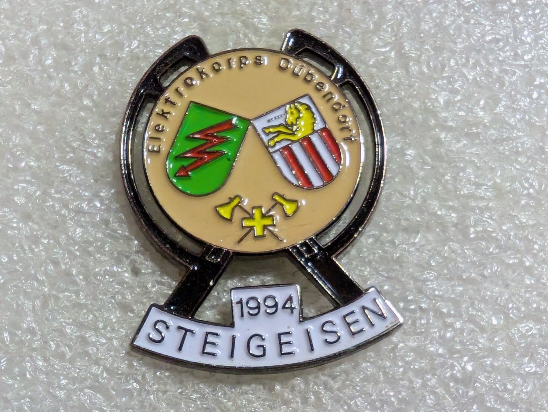 Plaketten & Abzeichen: Ansteckpin 96: Steigeisen – Gebraucht aus Oppligen von Pin-Fall-Shop