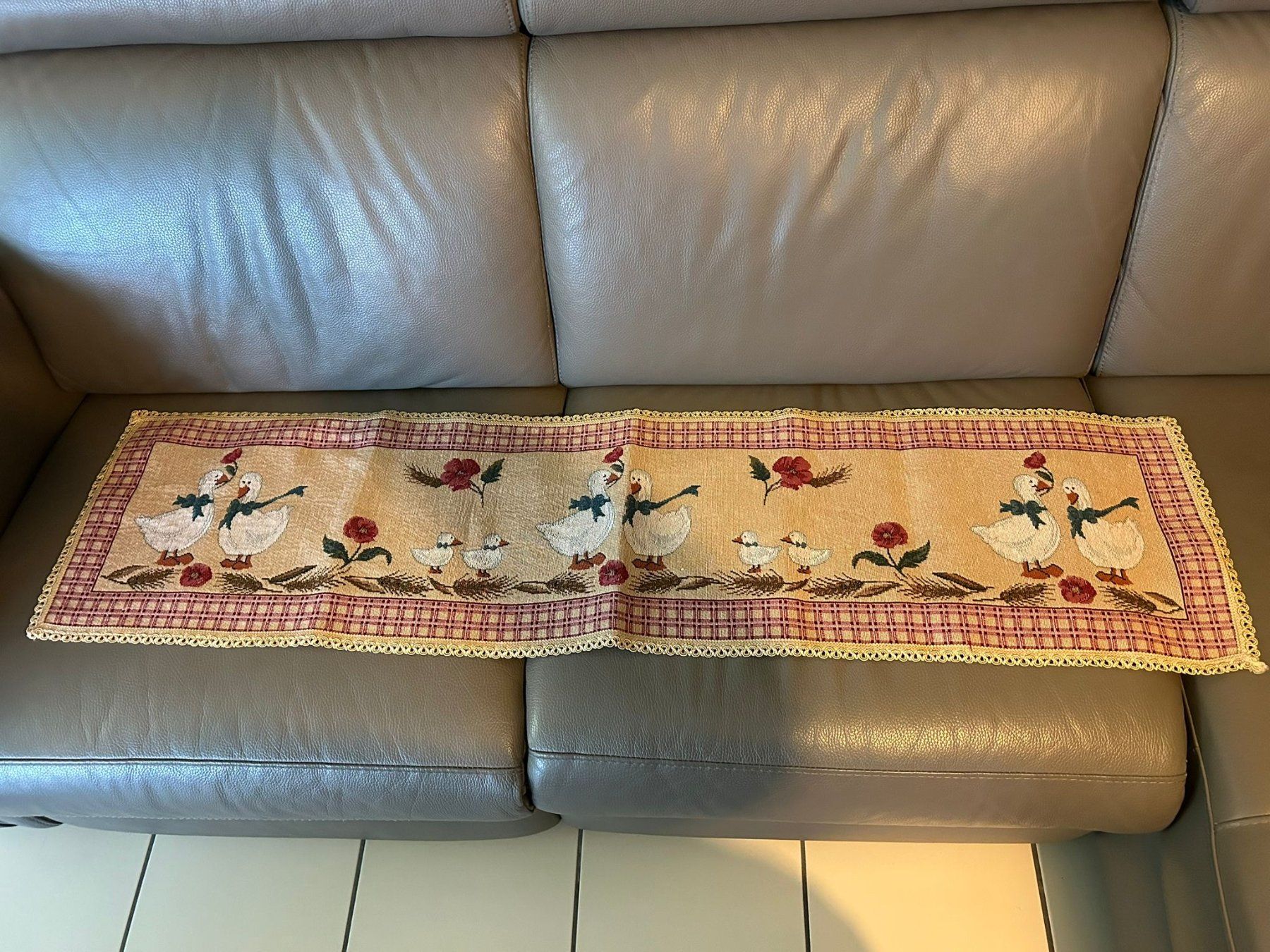 Altra biancheria da tavola: Striscia da tavolo ochette 36x136 cm – Usato da Melano venduto da H-Sara