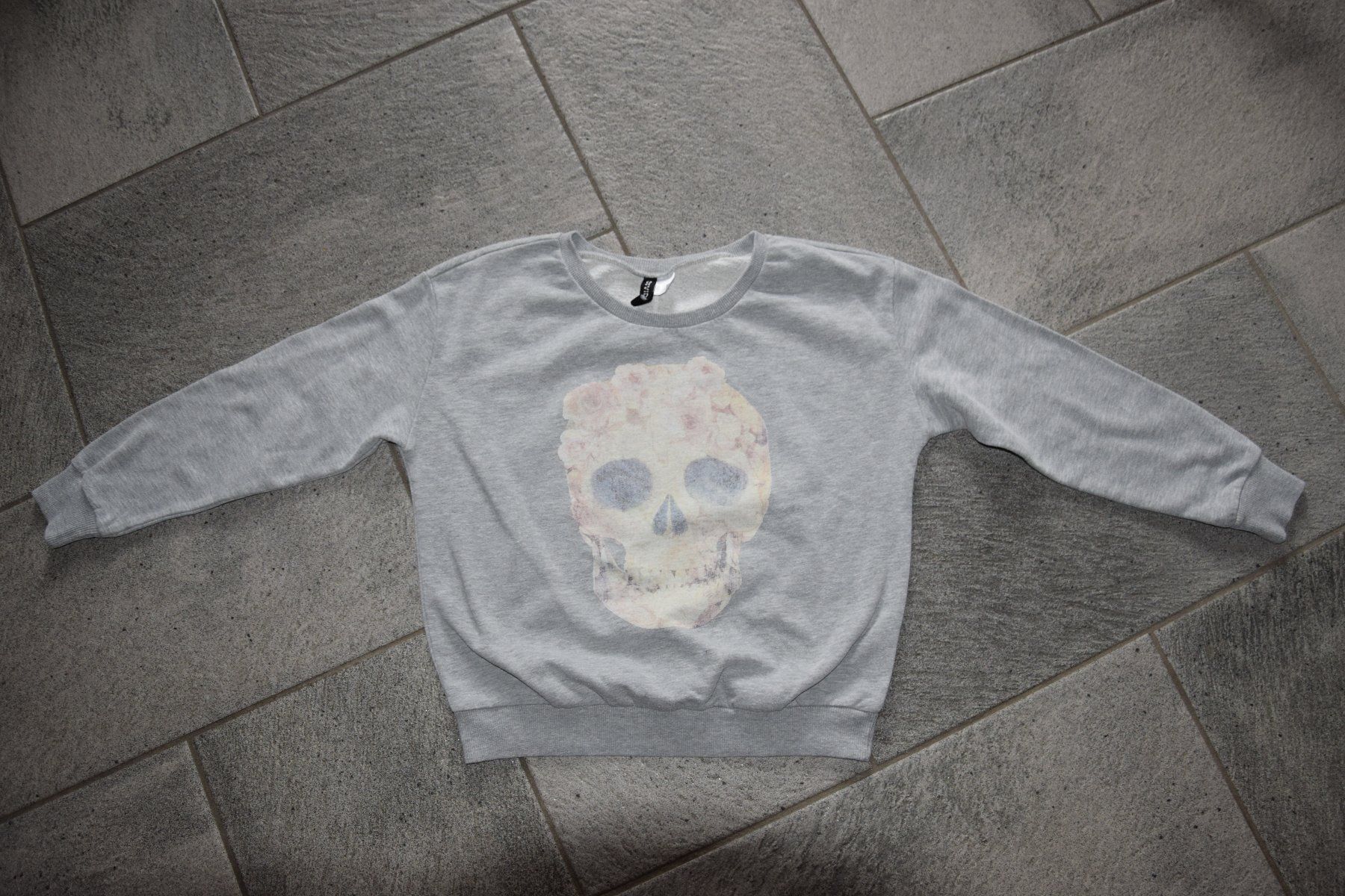 H&M Maglioni & Felpe: Damen Pulli gr. S H&M - Todenkopf – Usato da Mezzovico venduto da finsteraar