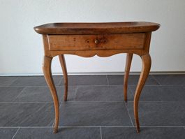 Wunderschöner Beistelltisch Louis XV aus dem 18. Jahrhundert