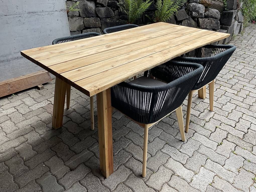 Tavoli: Gartentisch Holz mit Korbstühlen – Usato da Adligenswil venduto da g-day-mate