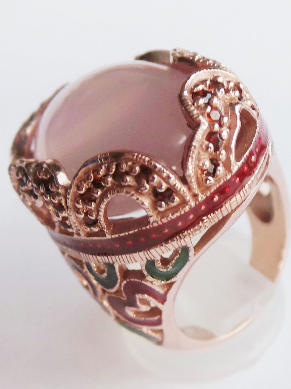 Anelli: Roségoldfarbener Ring mit Chalcedon Cabochon und Emaille – Nuovo (secondo la descrizione) da Zürich venduto da adriben 8