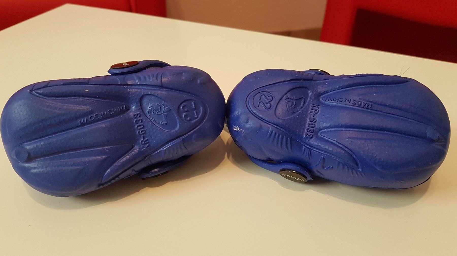 Scarpe per ragazzi: Clogs mit coolen Augen Gr. 22 fast wie NEU – Usato da Obergösgen venduto da schesom 1