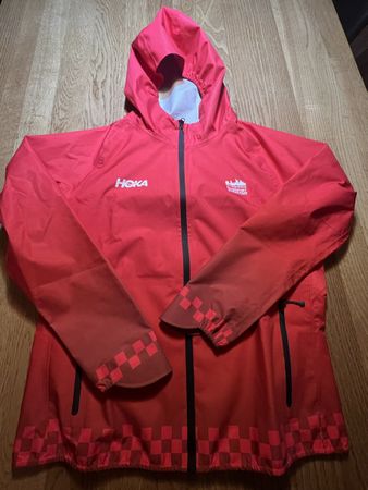 Sport - Jacke von HOKA zum Frankfurt Marathon
