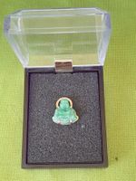 Jade-Buddha mit Goldhalterung