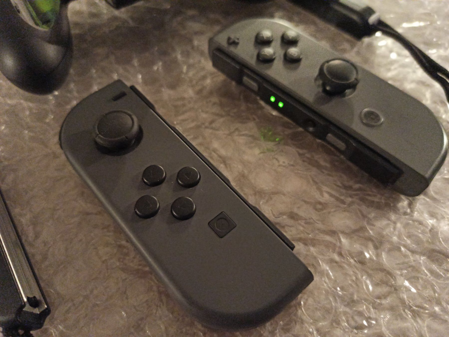 Nintendo Controller: Original Nintendo Switch Joy-Con Set (Grau) + Grip / NSW – Gebraucht aus Oberweningen von mar_87mx 2