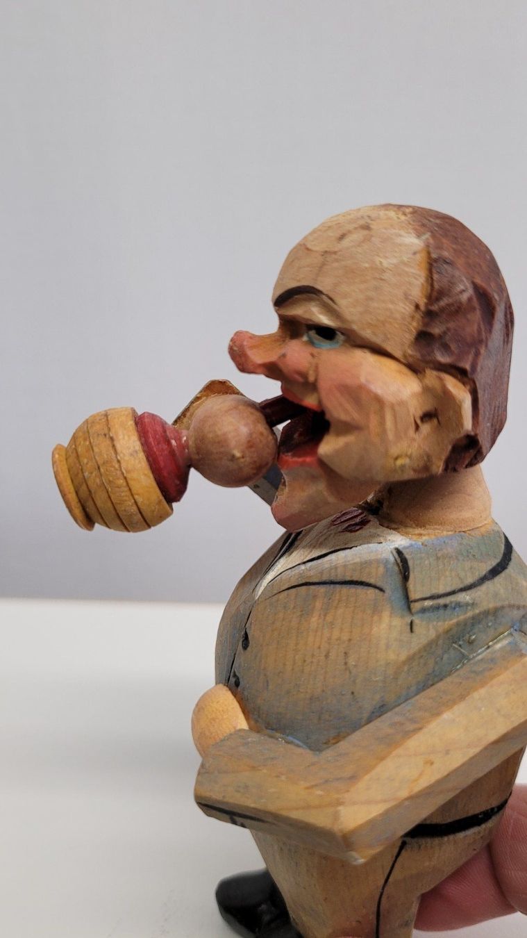 Skulpturen & Statuen: Biertrinker, geschnitzt – Neu und originalverpackt aus Brienz BE von P.Edelweiss 1