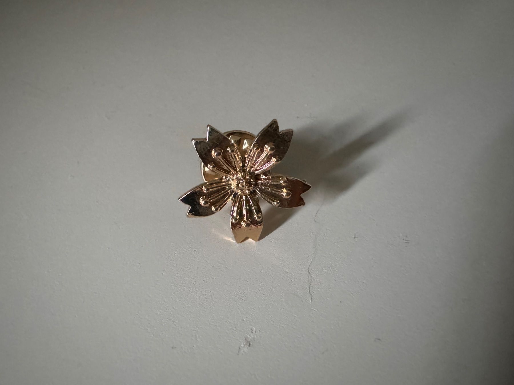Spille & Fermagli: Cherry flower pin – Nuovo (secondo la descrizione) da Genève venduto da Ballpencase