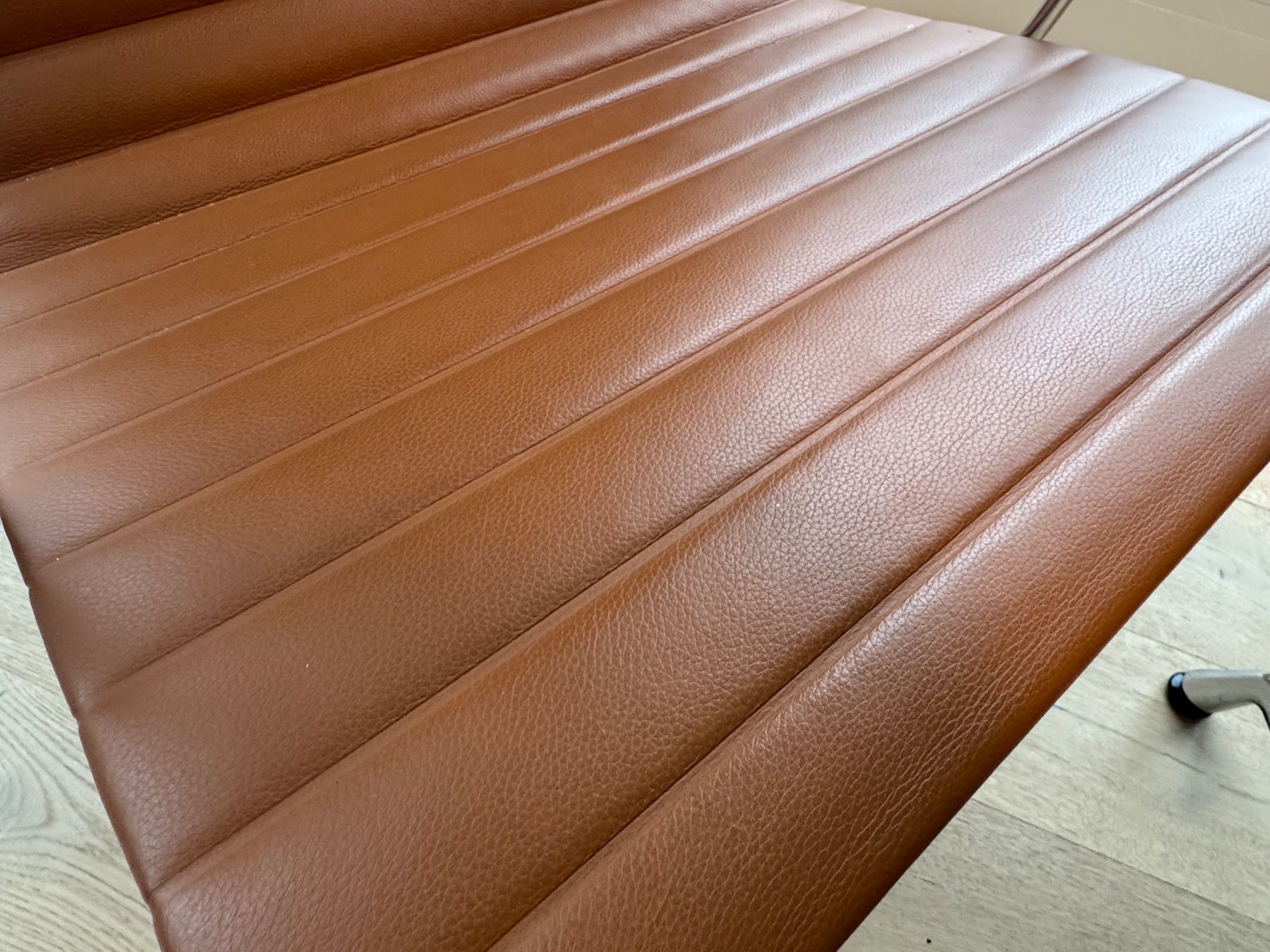 Vitra Poltrone: Vitra Eames Sessel Alu EA124 Cognac mit Ottoman EA125 – Usato da Riehen venduto da Frankauf 7
