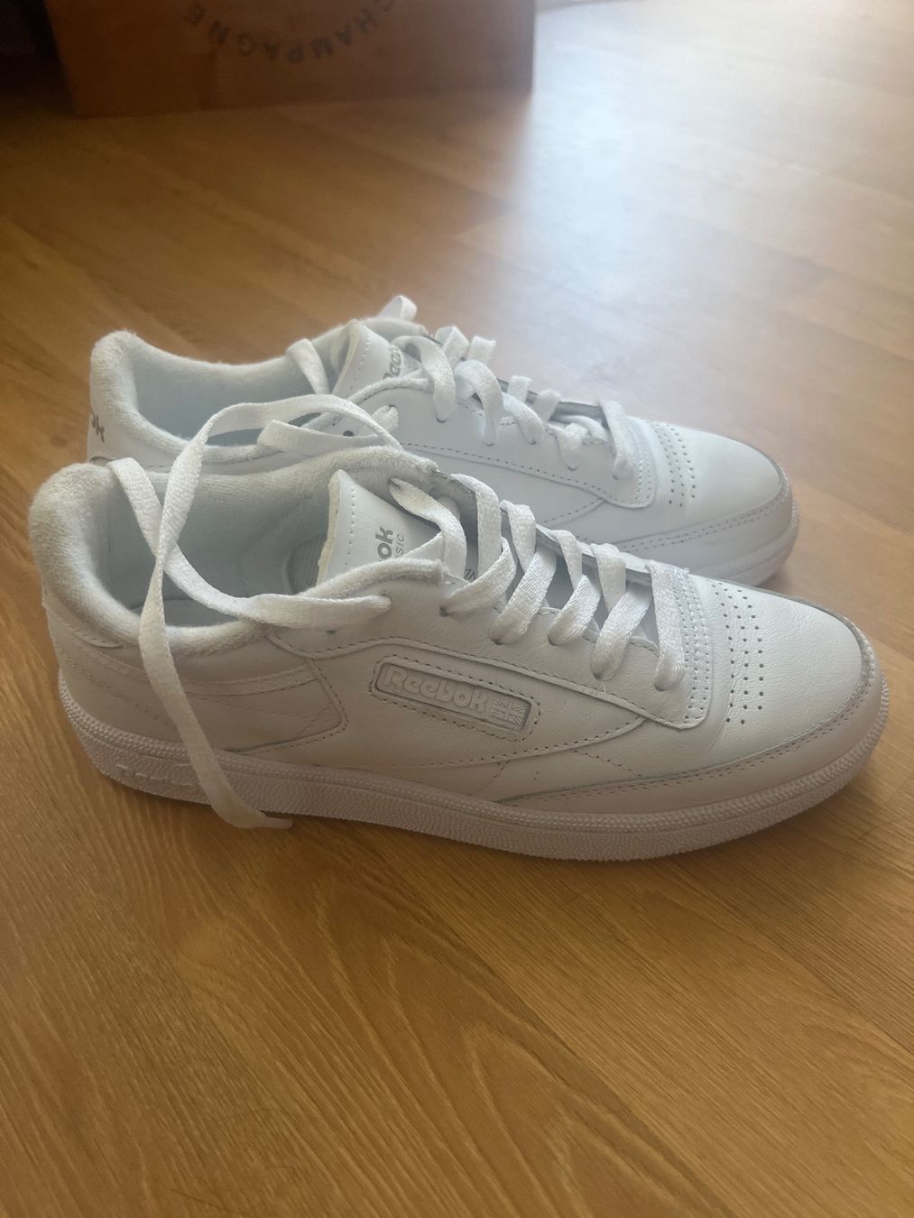 Reebok Scarpe da uomo: Weisse Reebok Classic Schuhe Gr. 38.5 Neu – Nuovo (secondo la descrizione) da Zürich venduto da yellow010