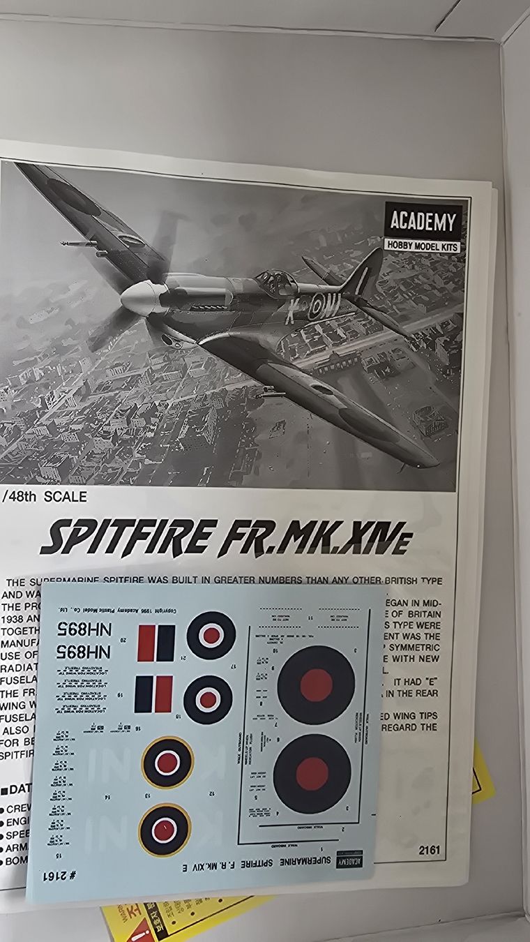 Academy Modellbausätze & Standmodelle: Modellbausatz Spitfire FR.Mk.IXE Academy 1/48 gebraucht – Neu und originalverpackt aus Balsthal von cri_8tqn 5