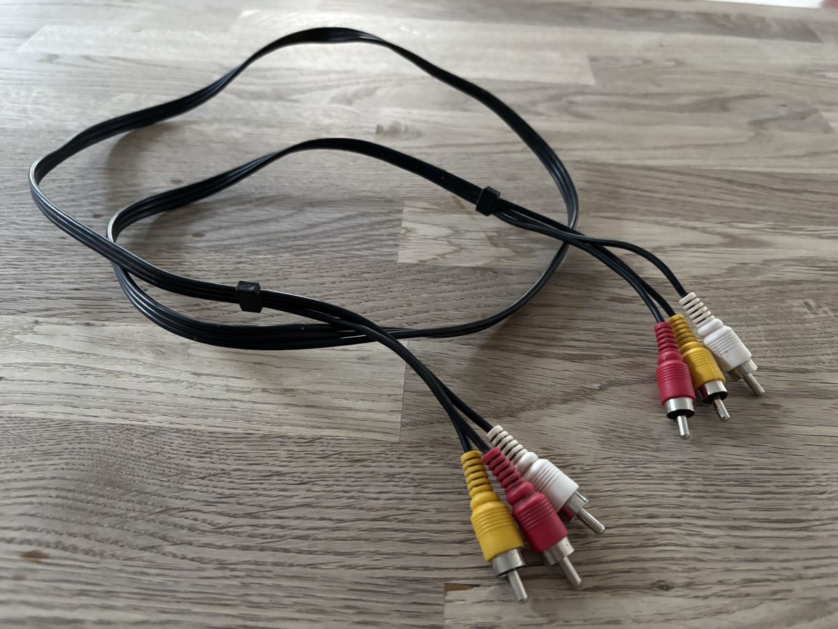 Cavi: Stereo-Stecker an drei Cinch-Plugs – Usato da Waltenschwil venduto da Schmetterling2015