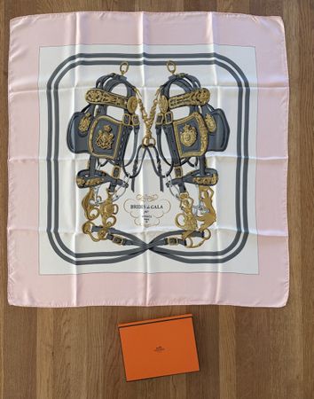 Hermès Paris Carré 90 «Brides de Gala» – Hugo Grygkar