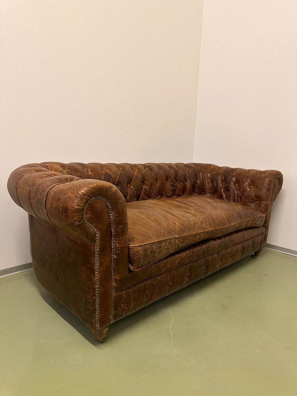 Divani: Chesterfield Echtleder Sofa – Usato da Konolfingen venduto da Bocaboca 2