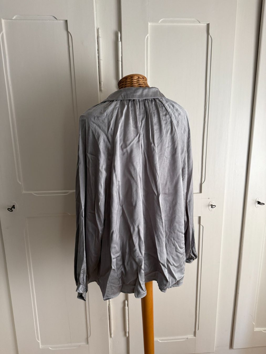 Camicette: AMERICAN VINTAGE - Satin Bluse grau M/L – Usato da Zürich venduto da Diazaio 2