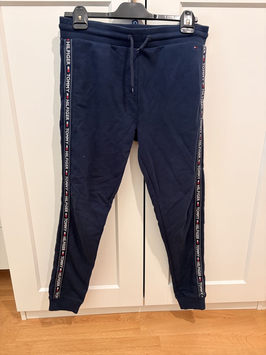 Tommy Hilfiger Hosen: Training Tommy Hilfiger  – Gebraucht aus Bussigny von LabiZaule