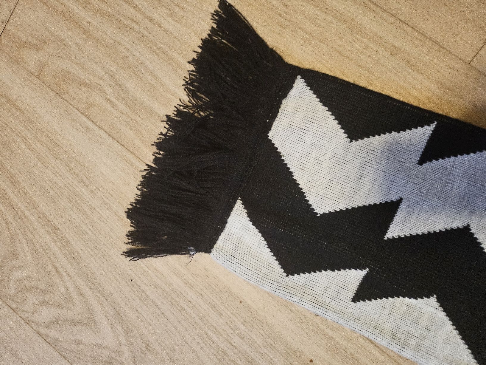 Foulard & Sciarpe: Echarpe LYOBA noire et blanche – Usato da La Joux FR venduto da car_ck96 3