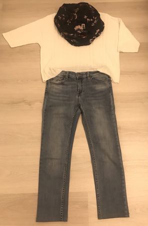 Damen Set: Jeans, Pullover und Schal mit Blumenmuster