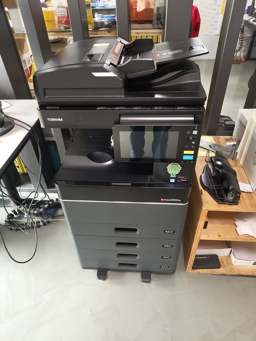 Stampanti: Toshiba e-STUDIO 2000AC Farb-Multifunktionsdrucker und Toner – Usato da Schocherswil venduto da Jampadoo