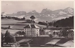 Schwarzenburg BE // 1934 Schulhaus und die Alpen