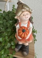 Herbst Deko Gartenfigur – kleines Wichtelmädchen mit Kürbis