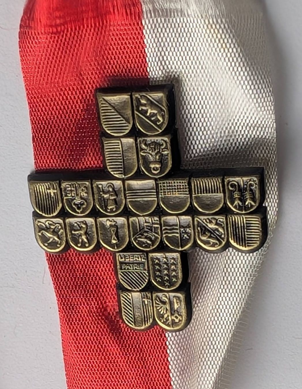 Plaketten & Abzeichen: 1. August-Abzeichen, 1961, Schweizer Kantonswappen – Gebraucht aus Zürich von 1.Simon 4