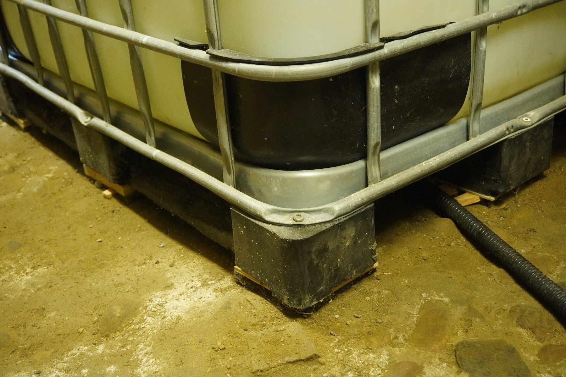 Abbeveratoi e trogoli: IBC Container 1000L Regenwassertank, Gartenbewässerung – Usato da Thunstetten venduto da blob87 5