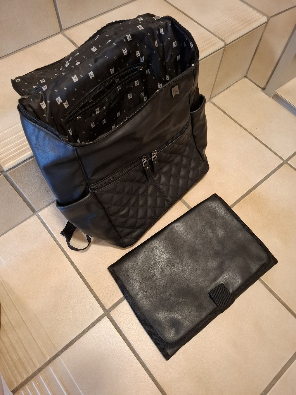 Rucksäcke: Schwarzer Wickelrucksack, Kunstleder, geräumig! – Gebraucht aus Lütisburg von amerika123 4