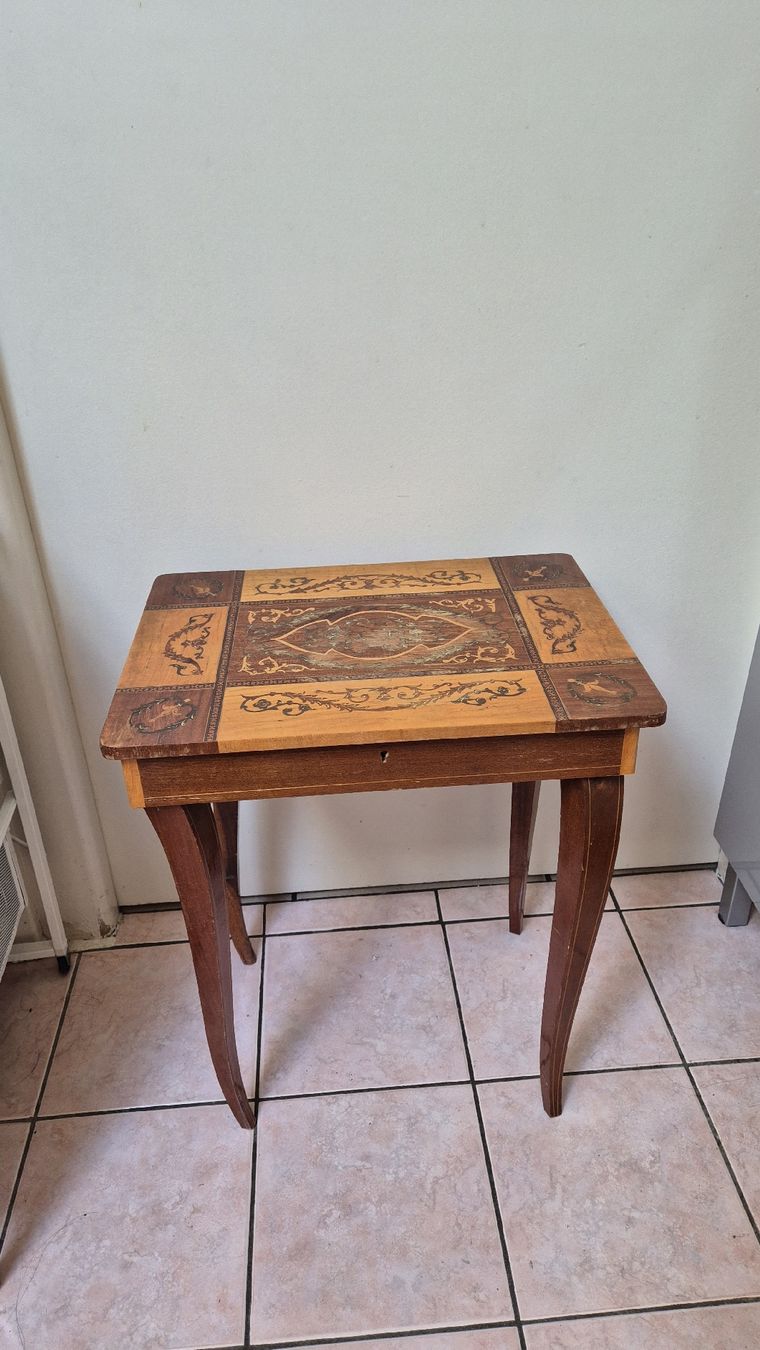Tavoli: Table à ouvrage ancienne avec marqueterie  – Usato da Versoix venduto da Lenas9