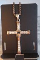 Elegante Halskette mit Kreuz-Anhänger, besetzt mit Strass