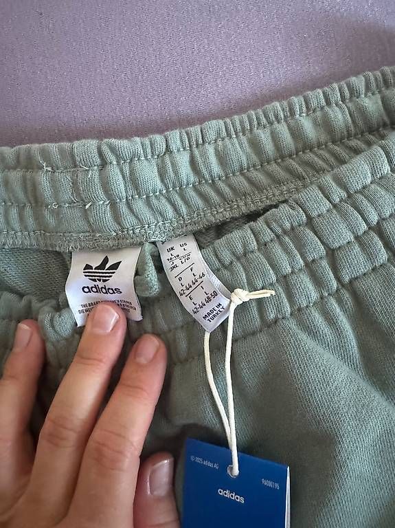 Pantaloni: Adidas Sweatshorts L – Usato da Basel venduto da lar_tlt2 1