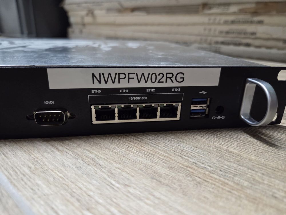 19 Zoll Rahmen mit 2x PCEngines APU4 4GB RAM 4x RJ45 (Gebraucht) in ...