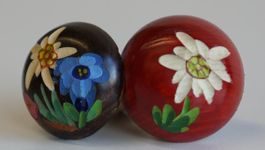 2 Zapfen mit Blumen, geschnitzt