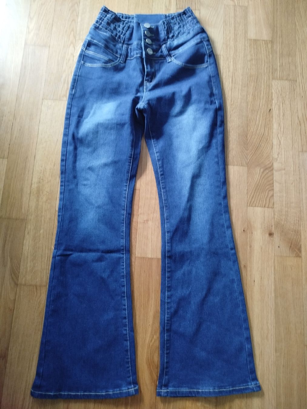 Jeans: Schlaghose, Größe S – Neu und originalverpackt aus Wauwil von Sanczeza