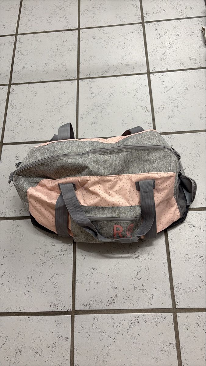 Roxy Sacs femmes: Sporttasche Roxy grau rosa  – D'occasion à Holderbank AG par cargobulle