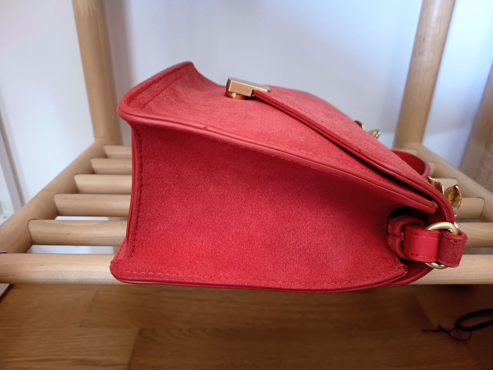 Taschen für Damen: Red Suede Handbag with Gold Flower Small Size – Gebraucht aus Basel von beg_6v7r 5