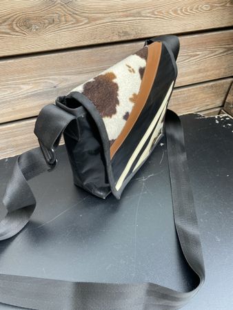 Umhängetasche Crea 5 Line Kuhfell Design guter Zustand