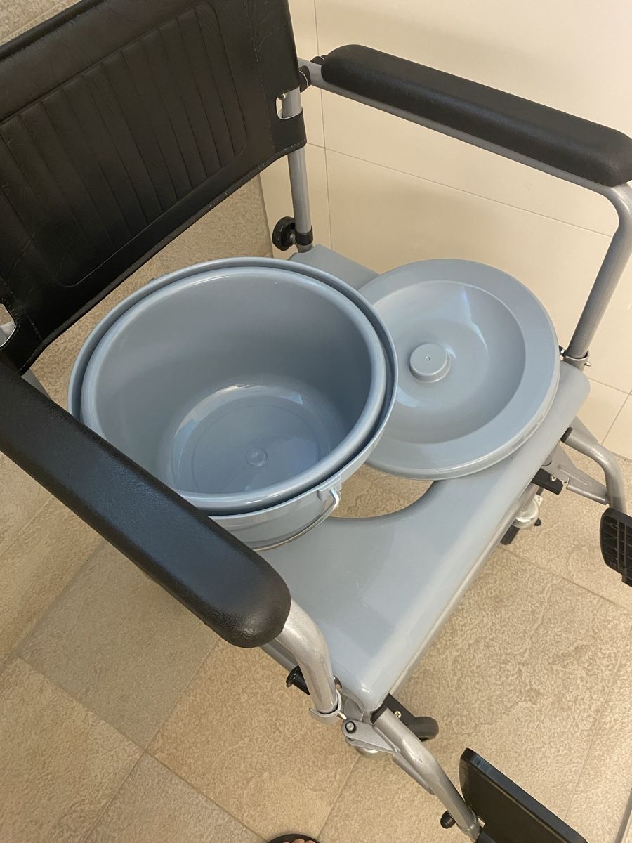 Rollstühle: Rollstuhl Dusche/Toilette mit Eimer gebraucht funktionsfähig – Gebraucht aus Effretikon von Kiri013 1